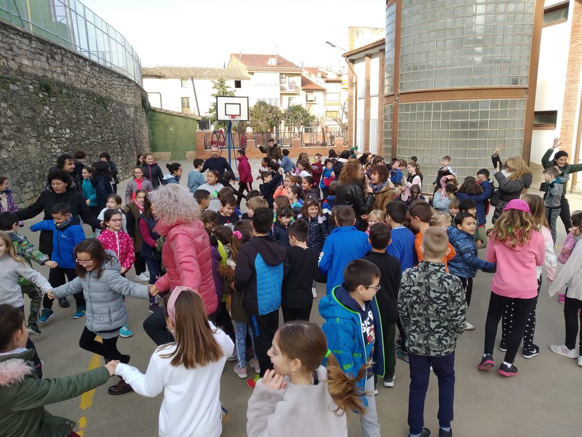 Primer año que nuestro centro participa en el Programa de Impulso Vida Activa. Hoy hemos realizado la acción simbólica mensual: "cuña activa" basado en los métodos "Hervet" y "Dame 10". #PIVAteam #cuñasactivas