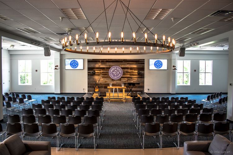 coworksapp's tweet photo. Looking for #designinspiration for your #coworkingspace? Check out @holycitycollect's space with their built-in stage and easily configurable furnishings. #designgoals #readytohost #flexibilityiskey https://t.co/MA5fZAaqpi