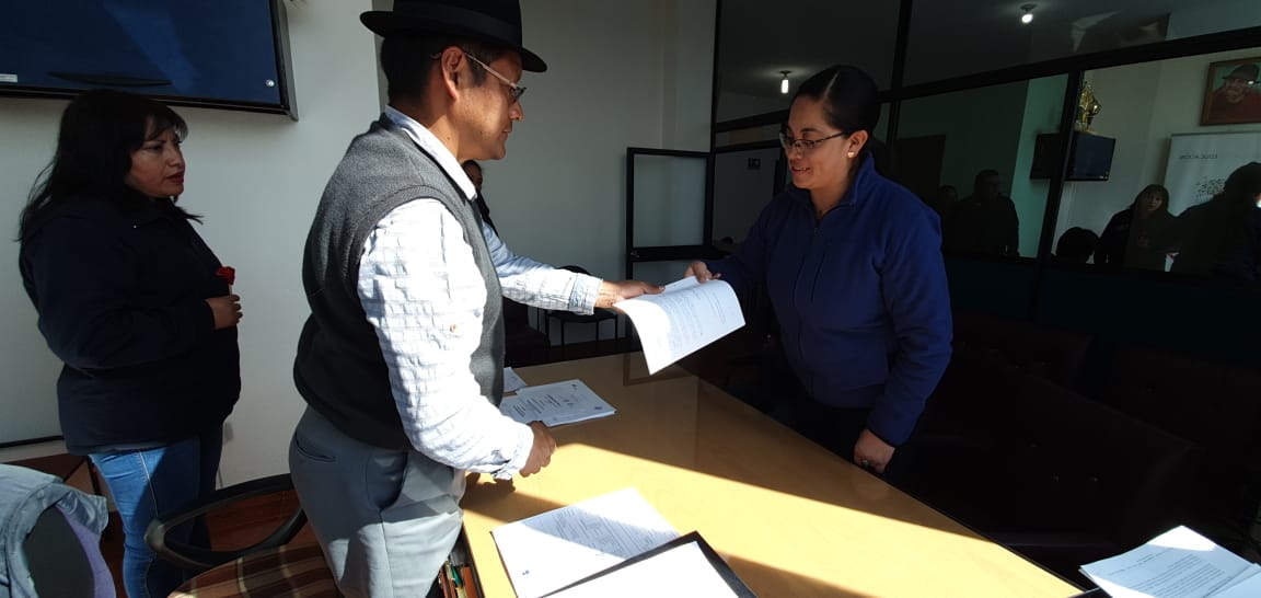 EducacionZ2_Ec's tweet photo. HOY I El Director Distrital de 17D10 Cayambe Pedro Moncayo @JOSEINUCA recibe a usuarios de la unidad de atención ciudadana, manteniendo un diálogo permanente con la ciudadanía, enmarcado en un servicio de calidad, calidez y eficiencia. #MineducContigo. https://t.co/YVly1ChXxC