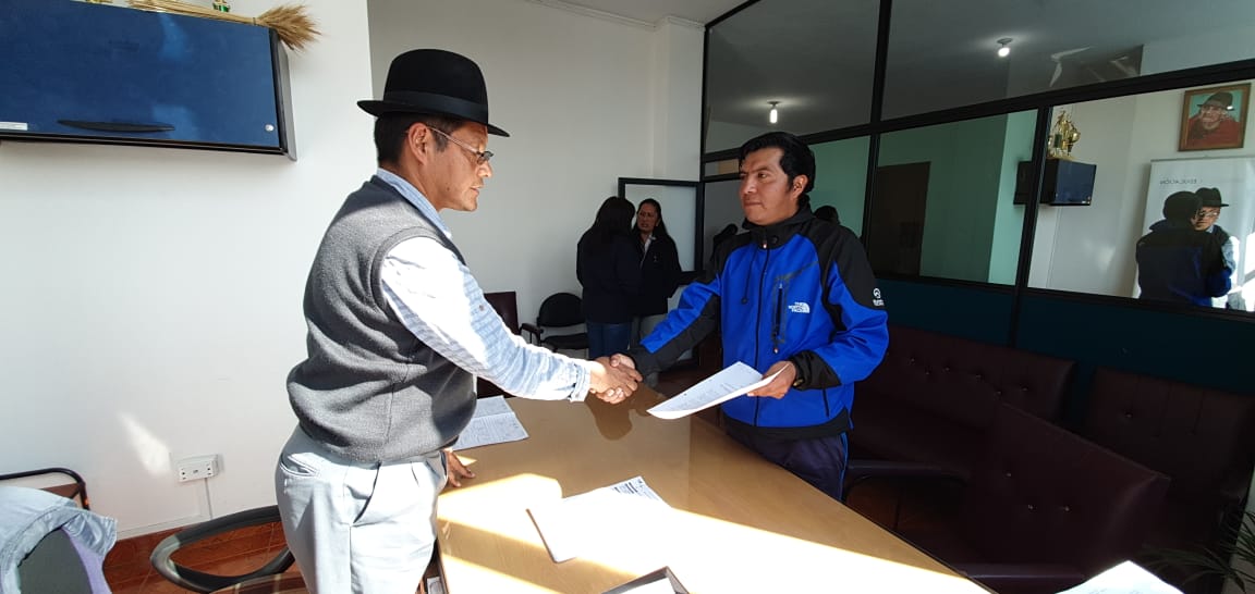 EducacionZ2_Ec's tweet photo. HOY I El Director Distrital de 17D10 Cayambe Pedro Moncayo @JOSEINUCA recibe a usuarios de la unidad de atención ciudadana, manteniendo un diálogo permanente con la ciudadanía, enmarcado en un servicio de calidad, calidez y eficiencia. #MineducContigo. https://t.co/YVly1ChXxC