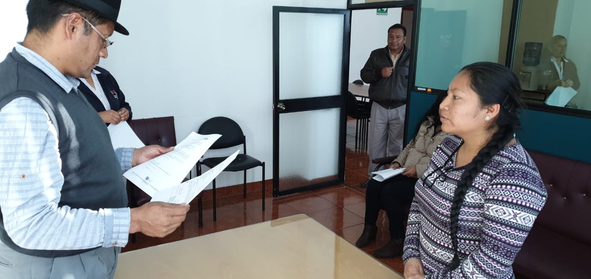 EducacionZ2_Ec's tweet photo. HOY I El Director Distrital de 17D10 Cayambe Pedro Moncayo @JOSEINUCA recibe a usuarios de la unidad de atención ciudadana, manteniendo un diálogo permanente con la ciudadanía, enmarcado en un servicio de calidad, calidez y eficiencia. #MineducContigo. https://t.co/YVly1ChXxC
