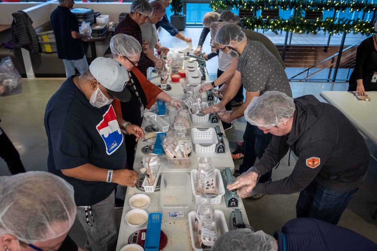 HBOcareers's tweet photo. 'Tis the season for giving, and our Seattle office got into the spirit by packing more than 22K meals for international hunger relief organization @Rise2030 earlier this month. #LifeatHBO #HBOinspires https://t.co/bfzE865tfW