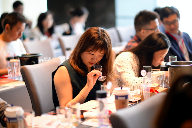 Cognac_Official's tweet photo. Nous célébrons aujourd'hui les 10 ans de la reconnaissance de l'Indication Géographique (IG) #Cognac auprès de l'AQSIQ en #Chine. 
Photo : © BNIC / Sopexa
https://t.co/qHE09WSD8l https://t.co/oIiAx9igen