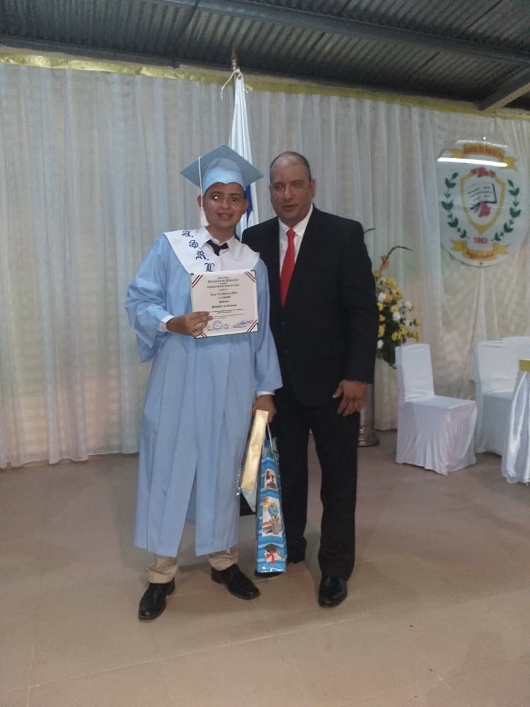 Gracias hijo por regalarme este momento de alegria y orgullo, tu titulo de sexto año, dando por terminado una etapa de tu vida, e inicia otra, eres un gran hijo y te deseo el mayor de los exitos y triunfos, Te Amo!!!