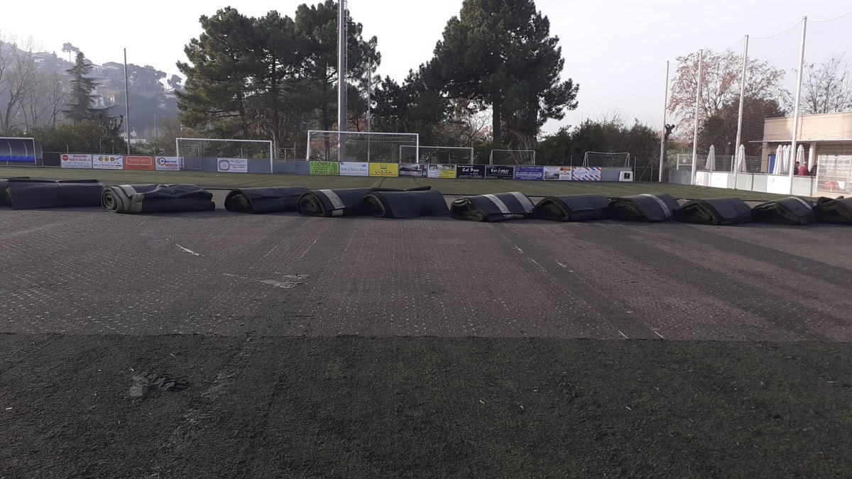 Els treballs de canvi de la gespa del camp de fútbol ⚽️van començar, segons estava previst, ahir dia 17. Està previst que les obres finalitzin el proper 17 de gener, data en la que els equips del <a href="/cfmontmeloue/">CF Montmeló UE</a> podran tornar a  les seves activitats d’entrenament i competició