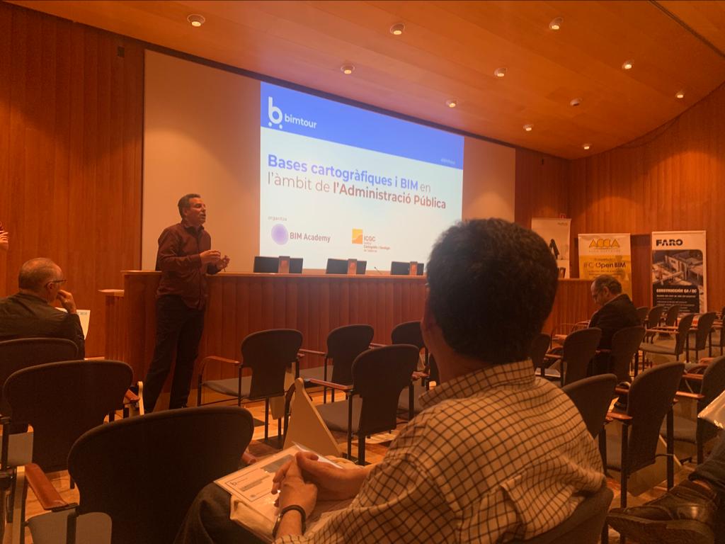 Estamos en la sesión #BIMTour sobre #GIS #BIM con <a href="/JdeMadariaga/">Juan Luis de Madariaga</a>, director de proyectos BIM en Seys.  Interesante Jornada sobre las Bases cartográficas y BIM en el ámbito de Administración pública, organizada por <a href="/BIMAcademyES/">BIM Academy</a> en el <a href="/ICGCat/">ICGC. Generalitat</a> con <a href="/AutodeskEsp/">Autodesk España</a>