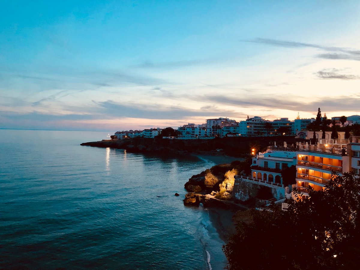 MuchosolDE's tweet photo. Sonnenuntergang über #Nerja... einfach magisch 💙

🗝️ https://t.co/M9sURUEtAF https://t.co/uxsC4qAlPm