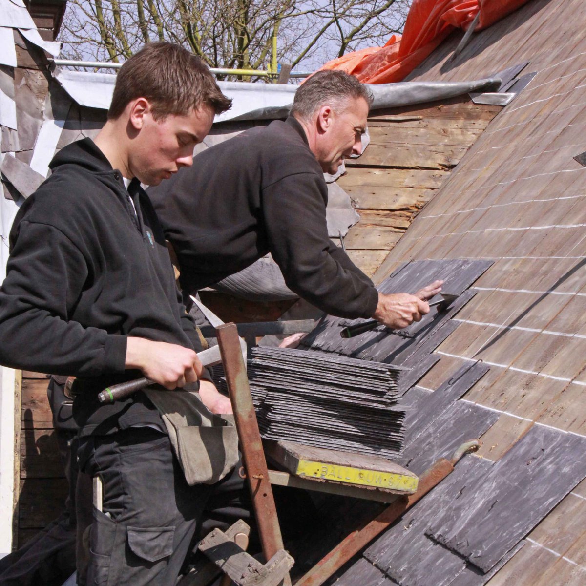 Nog enkele plaatsen bij nieuwe NCE-opleiding Restauratie Leidekker &amp; Loodgieter! Start begin 2020. Met dank voor de tomeloze inzet van de NVVL, lesstofauteurs Klaas Boeder en Willard van Reenen en  GAan in de Bouw - Opleidingen voor de fijne samenwerking: ow.ly/dnR950xCYjx