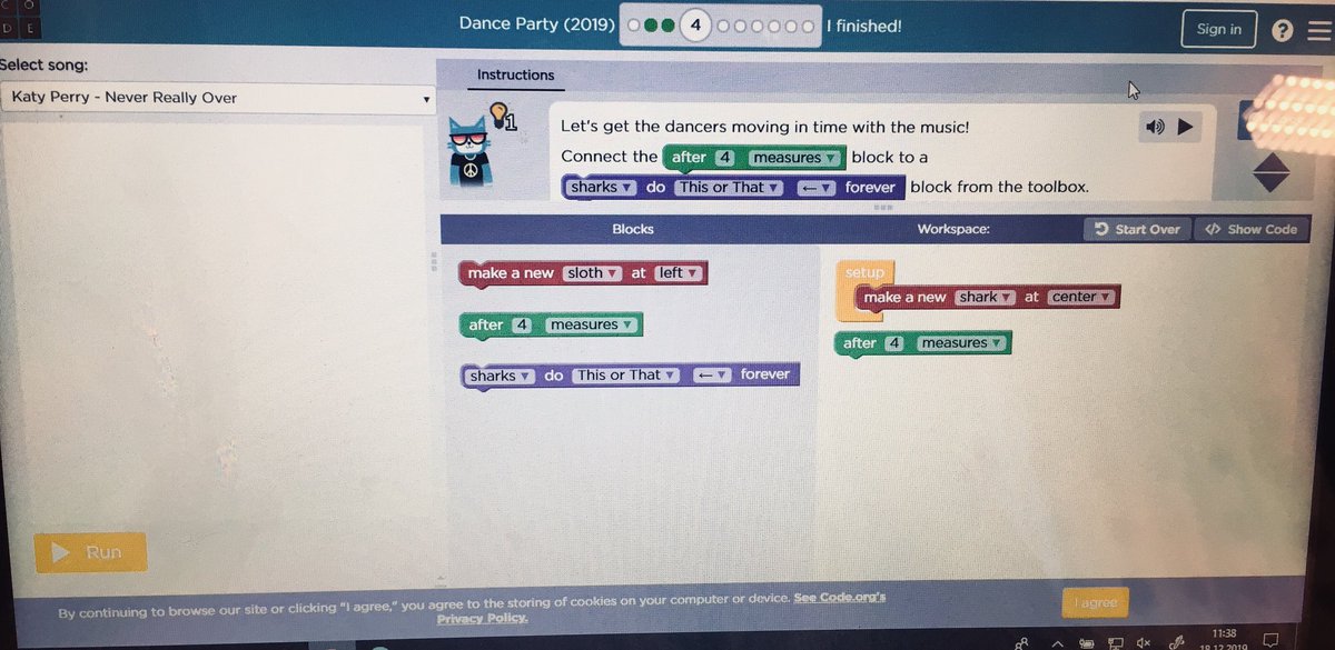 DHageland's tweet image. Koder i engelskundervisningen i dag. «Dance Party» på code.org. Genialt at man kan høre instruksene som et lydspor. Lytting og lesing i god harmoni. #programmeringiskolen