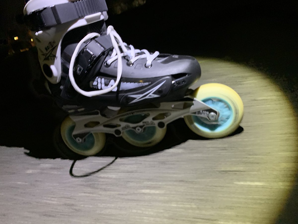 hidejii_sk8's tweet photo. 会社帰りにインラインスケート!
雨降ってきたー!!
とりあえず4kmは滑れた。
風が強くって、快適に前に進まないよー!
と嘆いたら、風が止まり、雨!
が降る直前に撤収。
感が冴えてたみたい。
#inlineskates #filaskates #houdini #会社帰りにインラインスケート https://t.co/NjhimkMr6a