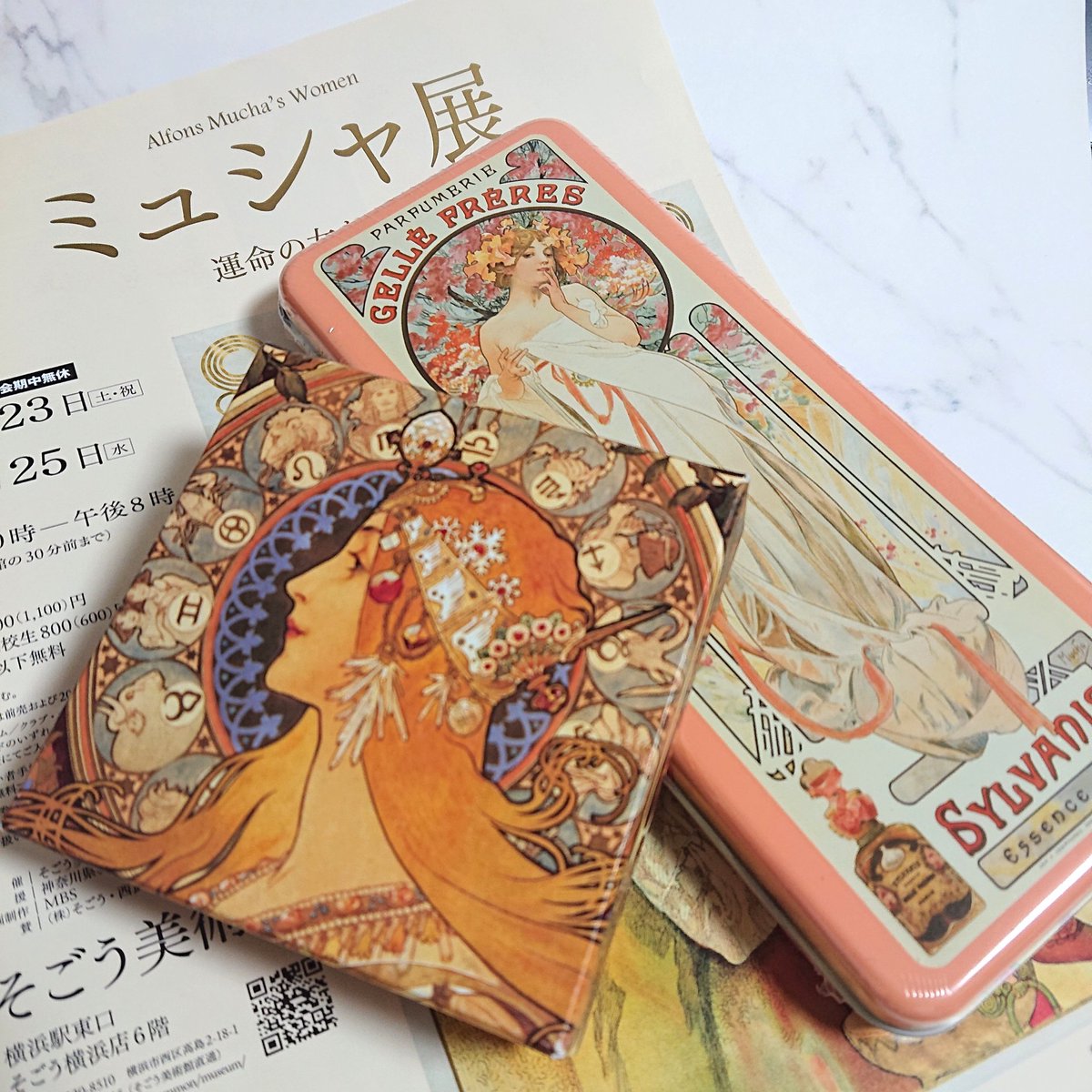 sk777pn's tweet photo. 家族でミュシャ展行ってきた!お土産いっぱい買ってもらっちゃった~
桜草のタペストリー綺麗!母が羽根買ったから対で… って思ったら似てるだけで別に対の絵じゃないのね。
あとはゴンチャロフのチョコレートとばいこう堂の和三盆。
#ミュシャ展 #アルフォンス・ミュシャ #AlfonsMariaMucha https://t.co/oT9Jcm7JKG