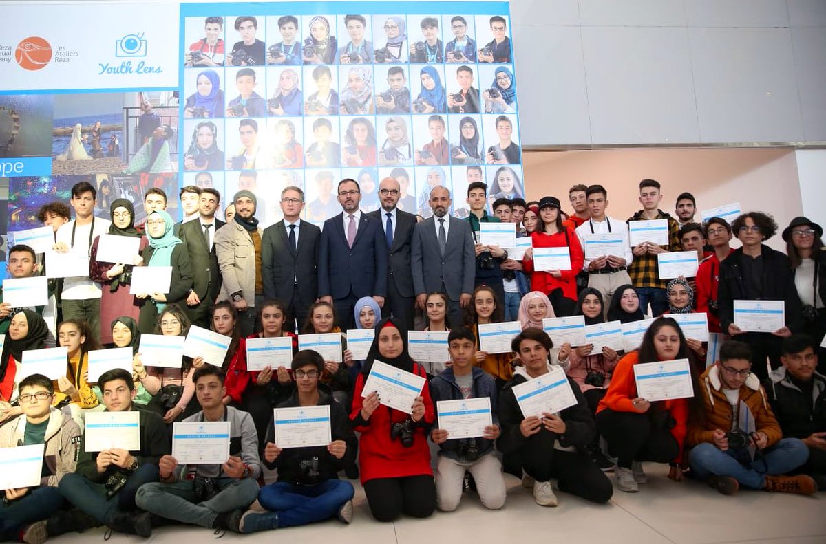 Bakanlığımızın UNICEF iş birliği ile sosyal uyum projesi kapsamında hazırlanan Gelecek Hayalleri sergisi Paris ve New York’tan sonra İstanbul Havalimanı’nda.. Türk ve Suriyeli gençlerin kadrajlarından dünyayı anlattıkları sergi için bütün emek veren gençlerimizi kutluyorum.