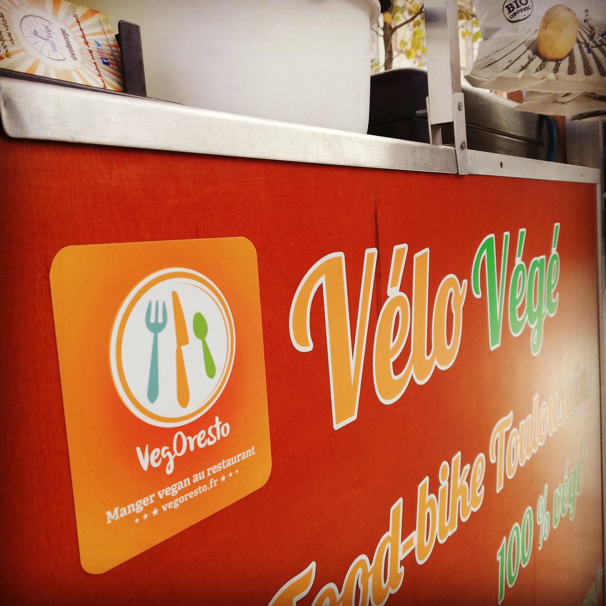 En place devant l'entrée du jardin des plantes😁😉😜

#vegan #hotdogs #Toulouse #streetfood #crueltyfree #alleesjulesguesde #vegoresto