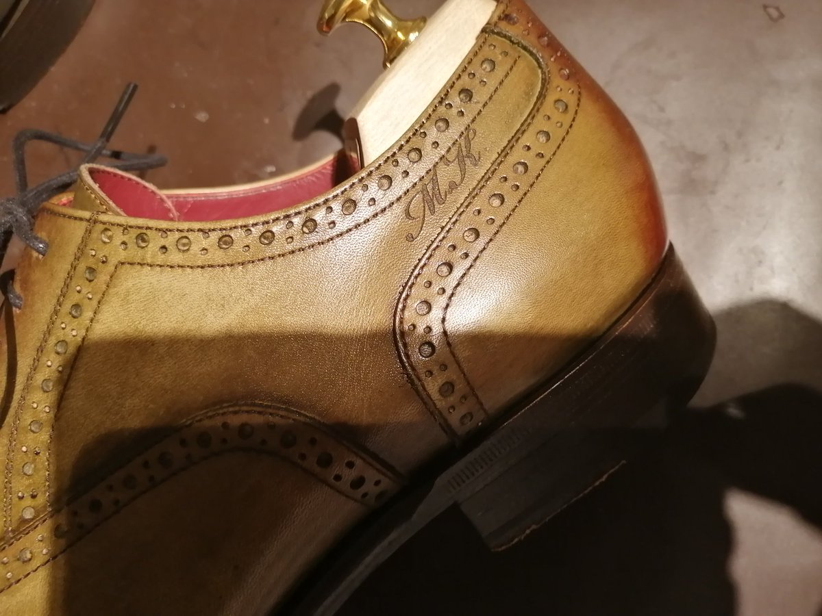 小東真人 こひ 靴磨くマーケター 革靴沼について 革靴のパターンオーダーの沼は深い フィッティングの調整はもちろん 手染めでしか表現できない色 ムラ感を求める イニシャルが入り出す 靴底のくびれ 中敷きの色変え など 普通の革靴には