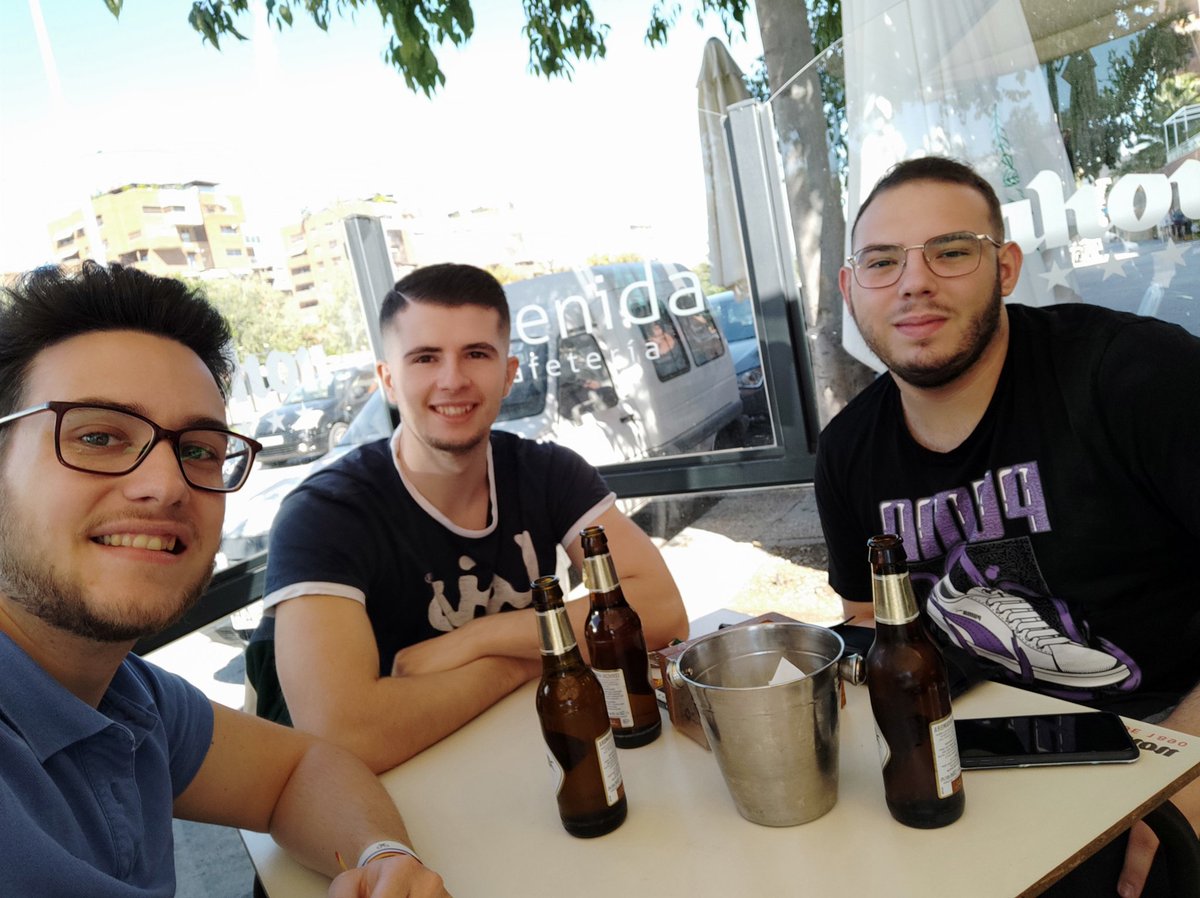 FermnRoldn1's tweet photo. Gracias a @Davibilban_98 @VaRoToRo_98 por hacer q estos cuatro años de carrera de hagan más amenos, por estar siempre al pie del cañón y por estar en los momentos de bajón y de risas #ContenidosReto7 https://t.co/y0NHFWMujn