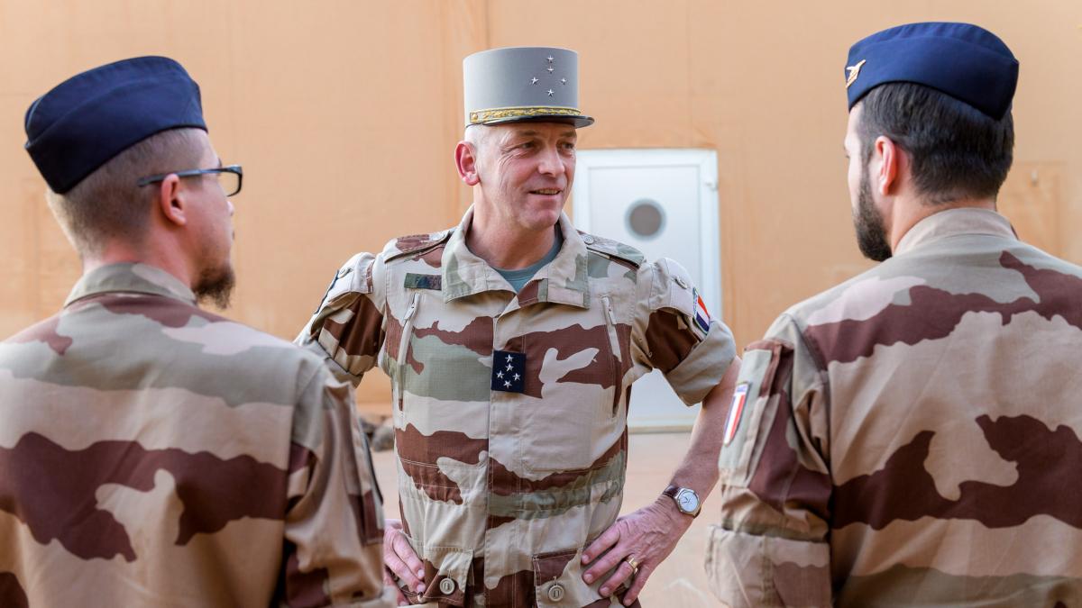 F_Desouche's tweet photo. Le chef de l'armée française explique la nécessité de l'opération Barkhane comme un moyen d'éviter les risques populistes engendrés par a pression migratoire https://t.co/qVqpMlSwbi https://t.co/3xTb7RLTou