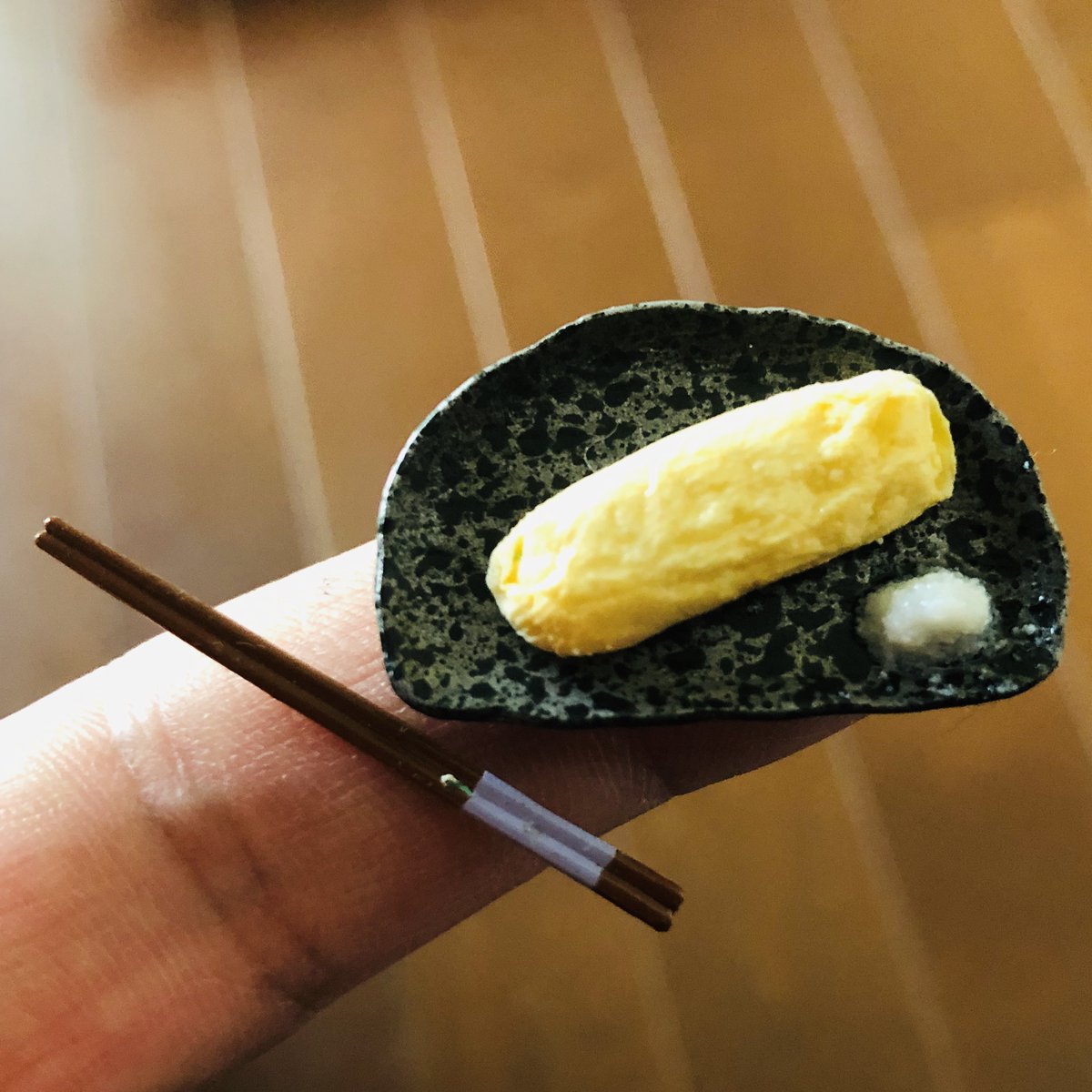 ミツハシ ダイソー で売ってる軽量樹脂粘土が軽くてフワフワしてるので だし巻き玉子 をチョチョイと試作 食器はいつもの リーメント ぷちサンプル T Co Lpqu6xgllt ミニチュア ミニチュアフード フェイクフード Miniature