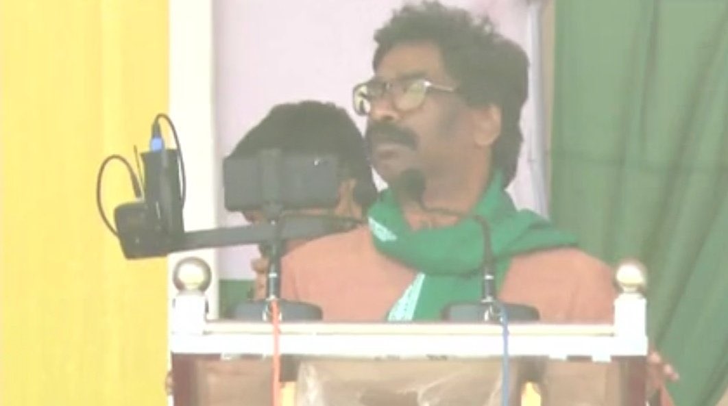 AdivasiCongress's tweet photo. पूर्व मुख्यमंत्री श्री @HemantSorenJMM जी ने पाकुड़ चुनावीसभा में लोगों को आगाह किया कि भाजपा के बहकावे में ना आयें। झारखंड को मोदी नहीं रोटी चाहिए, रघुवर दास नहीं रोजगार चाहिए। आप सब गठबंधन की सरकार बनाएँ और हम सब विकास करेंगे। झारखंड के आदिवासियों की जमीन नहीं बिकने देंगे। https://t.co/8McKf0mmXk
