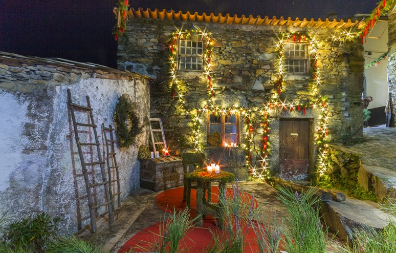 visitportugal's tweet photo. The first 100% #eco-sustainable #Christmas #village is again on show in #Cabeça #Seia https://t.co/eLHPbz3RNJ Here you will discover a magical décor, with natural wreaths covering the facades, a #sustainable Christmas tree made of reused iron, with local workmanship and materials https://t.co/jVFuPOYBIZ
