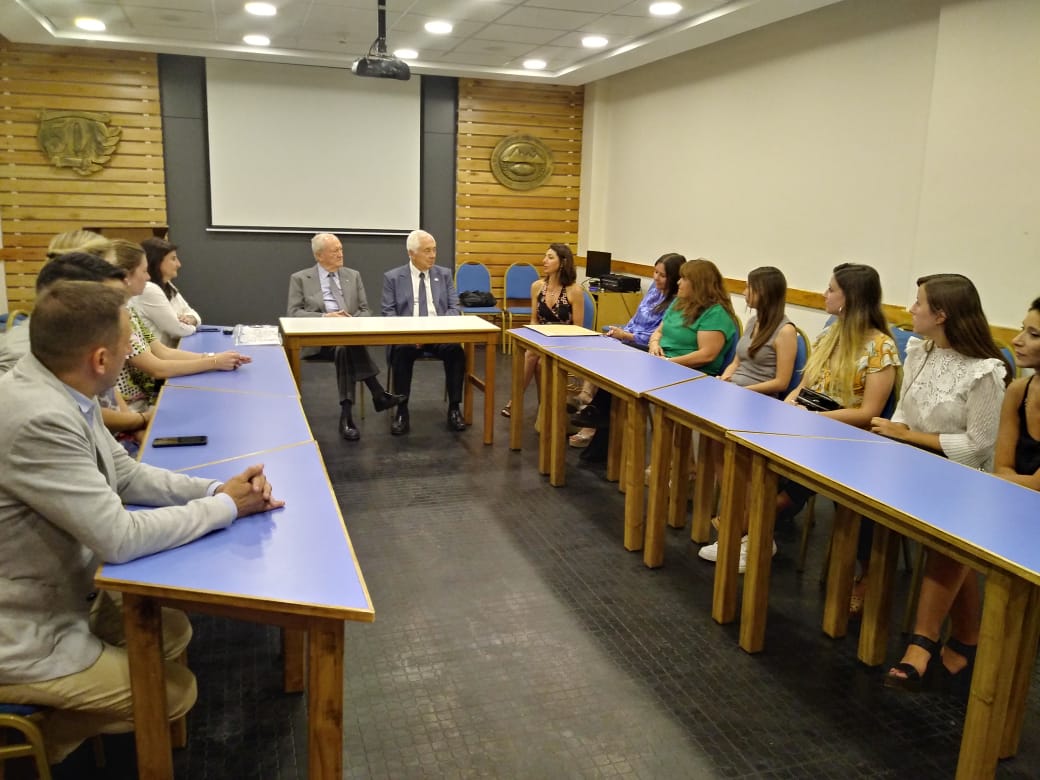 gmquinteros's tweet photo. Entrega de certificados a los  primeros egresados de la Diplomatura en Gestion del Enoturismo UDA. Gracias Universidad del Aconcagua por confiar en mi para dirigir esta formación. Y gracias a los alumnos por el compromiso y profesionalismo. https://t.co/V4RBeNFYUm