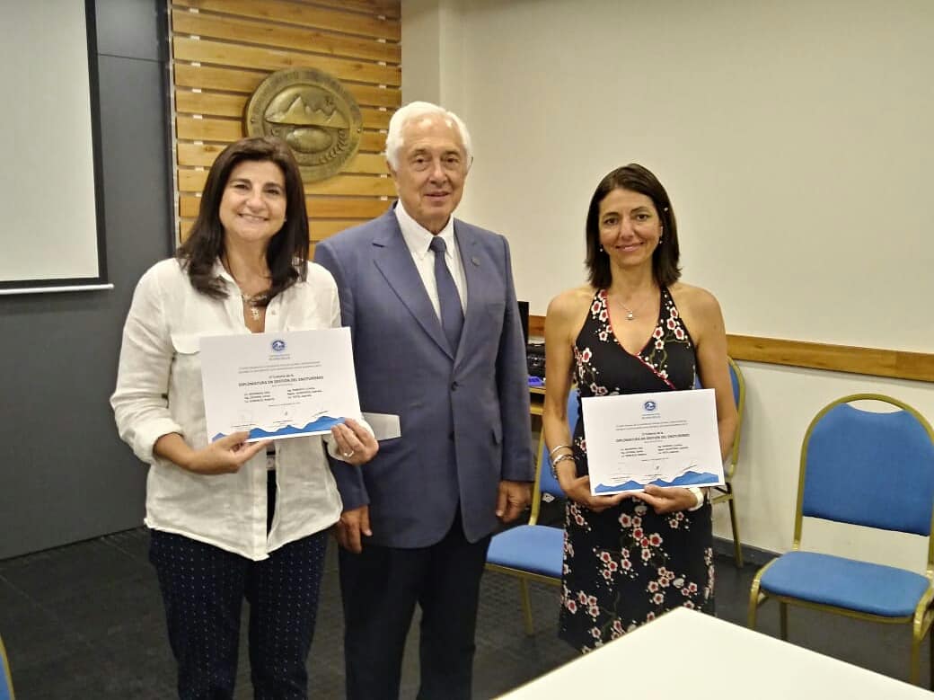 gmquinteros's tweet photo. Entrega de certificados a los  primeros egresados de la Diplomatura en Gestion del Enoturismo UDA. Gracias Universidad del Aconcagua por confiar en mi para dirigir esta formación. Y gracias a los alumnos por el compromiso y profesionalismo. https://t.co/V4RBeNFYUm