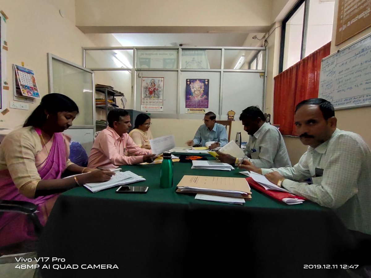 LO_Gadag's tweet photo. ಗದಗ ಕಛೇರಿಯಲ್ಲಿ  ಪ್ರಧಾನಮಂತ್ರಿ ಶ್ರಮಯೋಗಿ ಮಾನ್-ಧನ್ (ಪಿ.ಎಂ-ಎಸ್.ವೈ.ಎಂ) ಯೋಜನೆಯಡಿಯಲ್ಲಿ  ಶಾಲಾ ಅಡುಗೆ ಸಹಾಯಕರನ್ನು ನೋಂದಾಯಿಸಲು  ಜಿಲ್ಲಾ ಅಕ್ಷರ ದಾಸೋಹ ಻ಧಿಕಾರಿಗಳ ಜೋತೆಯಲ್ಲಿ ಸಭೆ ನಡೆಸಲಾಯಿತು https://t.co/oVN8p6WaTQ