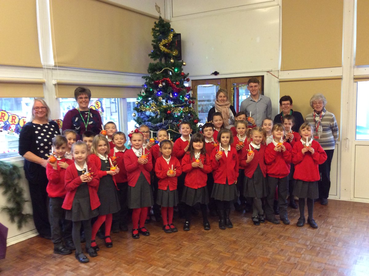 OakClassStBarts's tweet photo. @ClassPalm enjoyed making their Christingles with the lovely ladies from Church this morning. Thank you so much for coming to help us.

Do come and join us for our Christingle Service in Church tomorrow morning at 9.30am. https://t.co/TprYoc8KFG