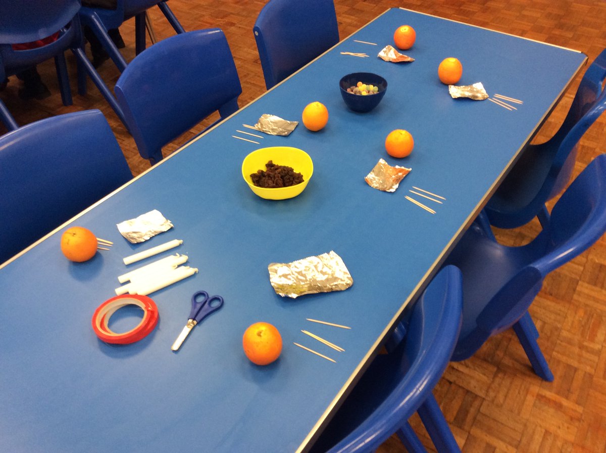 OakClassStBarts's tweet photo. @ClassPalm enjoyed making their Christingles with the lovely ladies from Church this morning. Thank you so much for coming to help us.

Do come and join us for our Christingle Service in Church tomorrow morning at 9.30am. https://t.co/TprYoc8KFG