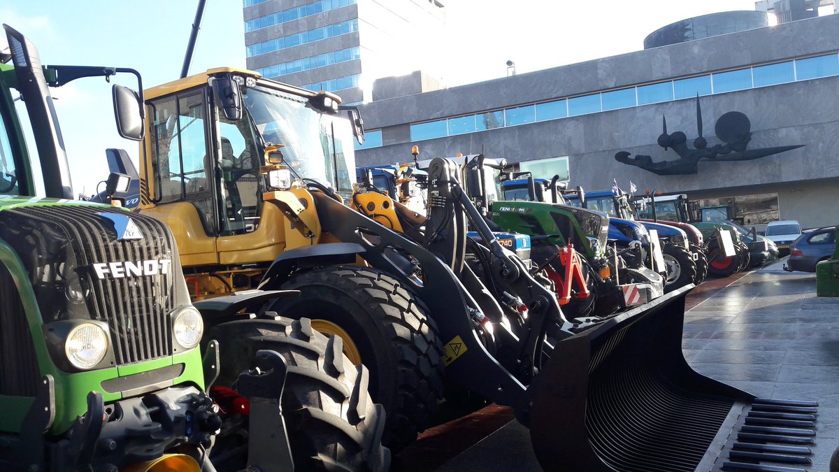 Tientallen tractoren van #bozeboeren hebben nu ook het Stadhuisplein in #eindhoven bereikt.