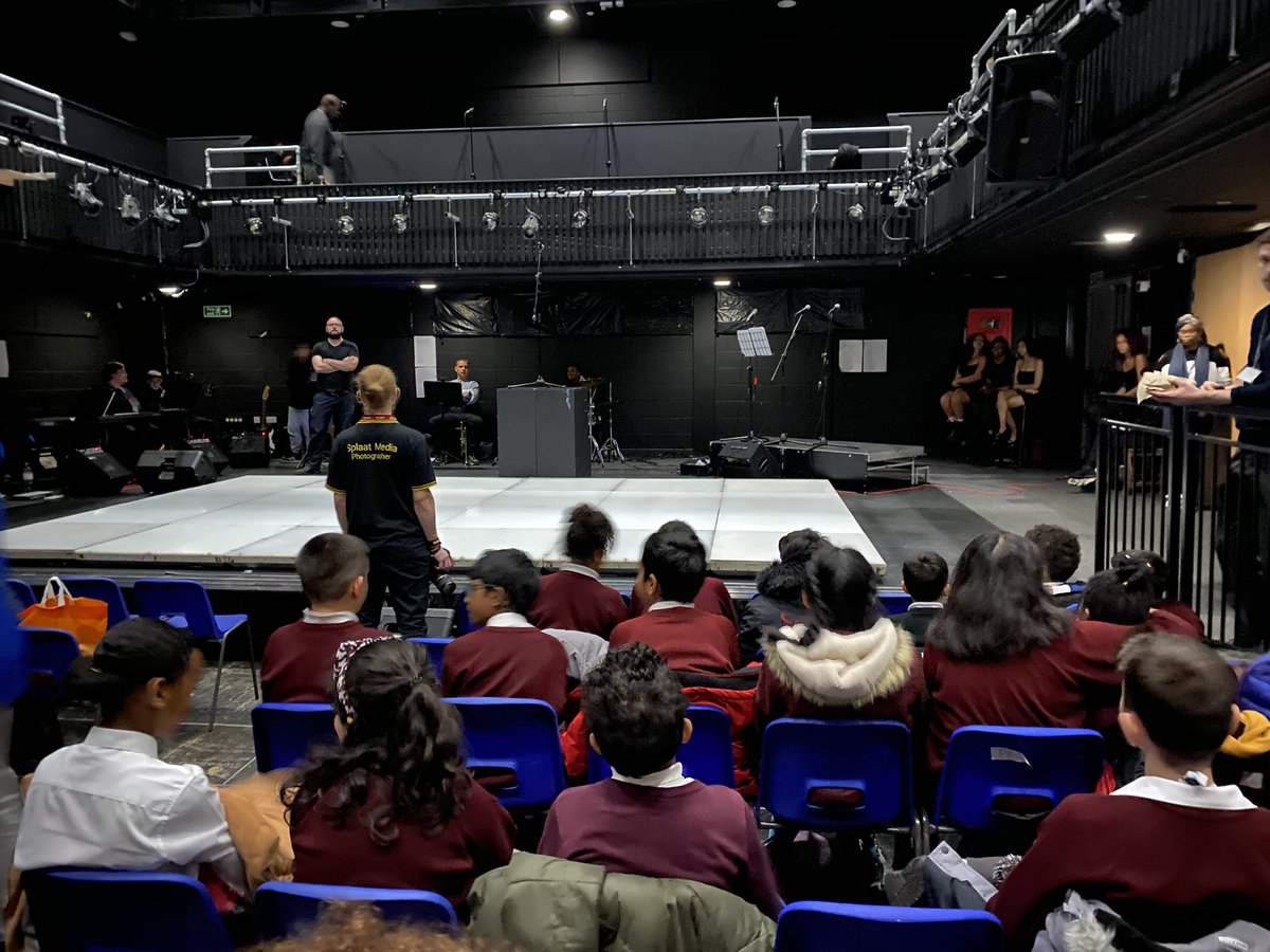 DownsviewCroy's tweet photo. Year 6 are so lucky to be at @Thenorwoodsch today for their dress rehearsal of ‘The Norwood Factor’! Good luck! 💫 @downsviewcroyy6 #DVPS https://t.co/4qFa74eUrA