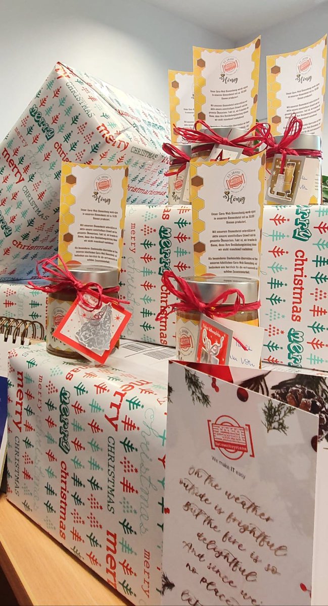 GeraGmbh's tweet photo. Die ersten Weihnachtspräsente sind verpackt. Wir wünschen eine süße Weihnachtszeit.
#geraweb #gerawebvorort #gerawebteam #wemakeiteasy #itingera #meraki #tollewebseiten #mobilewebseiten #grafikdesign #grafikfueralle #netzwerkhonig #netzwerkbienen #puresuesse #puresuessehonig https://t.co/LPVio8McGf