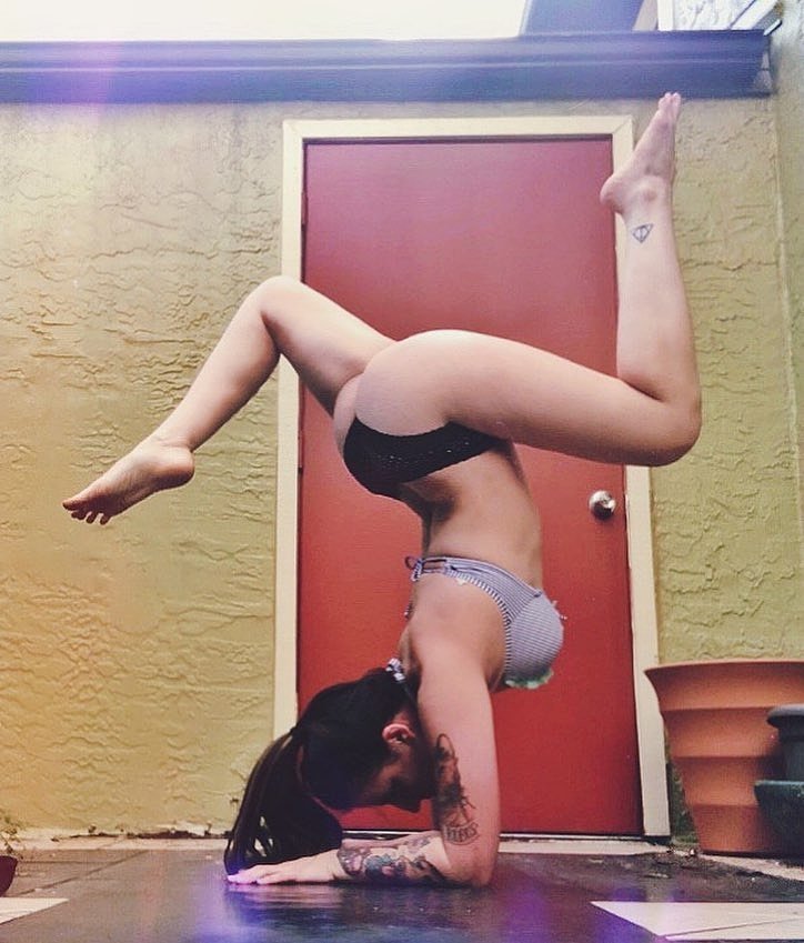 mctrack_starr's tweet photo. Imagine pounding my tight #pussy &amp; ass balls deep until I squirt 😈🍑💦💦

#yogaporn #booty #snowbunny #cumtribute #cocktribute #bbc #wanktribute #cumslut #humpday #porn #ass https://t.co/wuNzURg7Q8