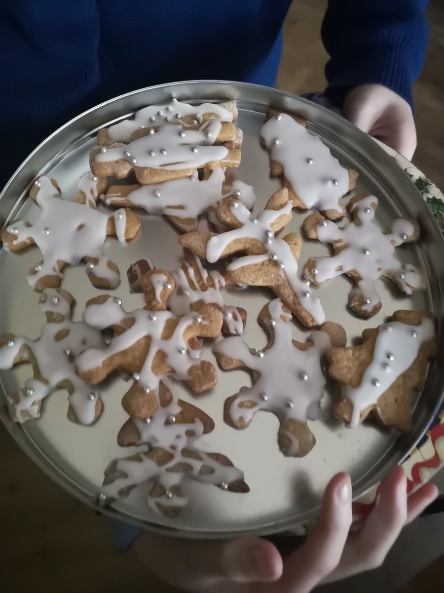 _MsLeahBrophy_'s tweet image. 😍 Thank you thank you thank you Billy! For treating your form class &amp;amp; teacher to some beautiful Christmas Cookies! 🍪 3C would love to share... But there are none left 🤷🏽‍♀️ Form teachers deserve two, right? @stjosephsrush #formclass #sphe #wellbeing #endofyeartreats #kindness