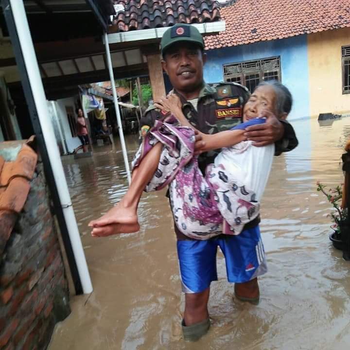 "kereennn.... Siapapun bisa kok jadi pahlawan"
<a href="/N1ngW4ng1/">Ning Wangi</a> <a href="/Aditya81281961/">Aditya</a>