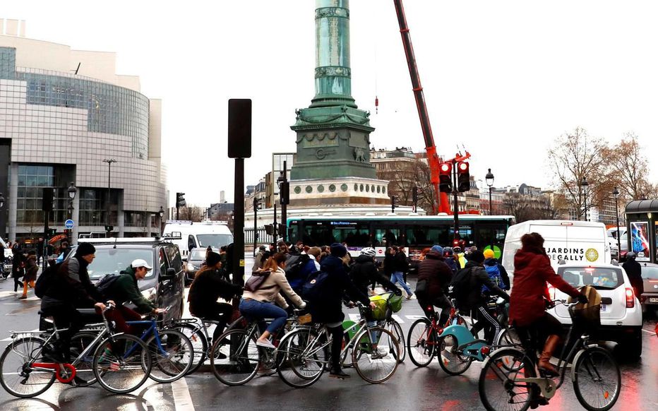 PARIS - Les accidents de deux-roues en hausse d’un tiers à Paris pendant la grève dlvr.it/RLVdfl
