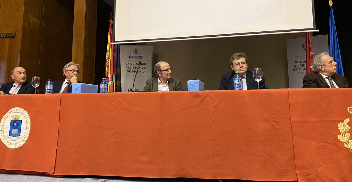 Se clausura la 50 edición del master de #enologia de la Escuela de #Agronomos con un emocionado y justo reconocimiento a dos grandes maestros: Vicente Sotés y José Antonio Súarez Lepe. Enhorabuena a los graduados y gracias a los profesores y organizadores.