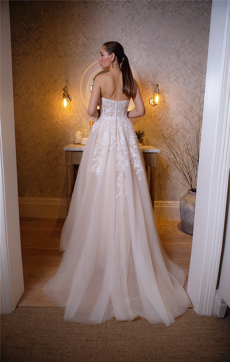 June C143 ✨
Elegant opulence is brought for free-spirited brides seeking a contemporary feel, created for self-assured women who know exactly what they want 👰🏼👰🏽👰🏻

 #jpbc #junepeonybridalcouture #junepeonybride #junepeonybridal #bridalwear #weddingdresses #weddinggowns