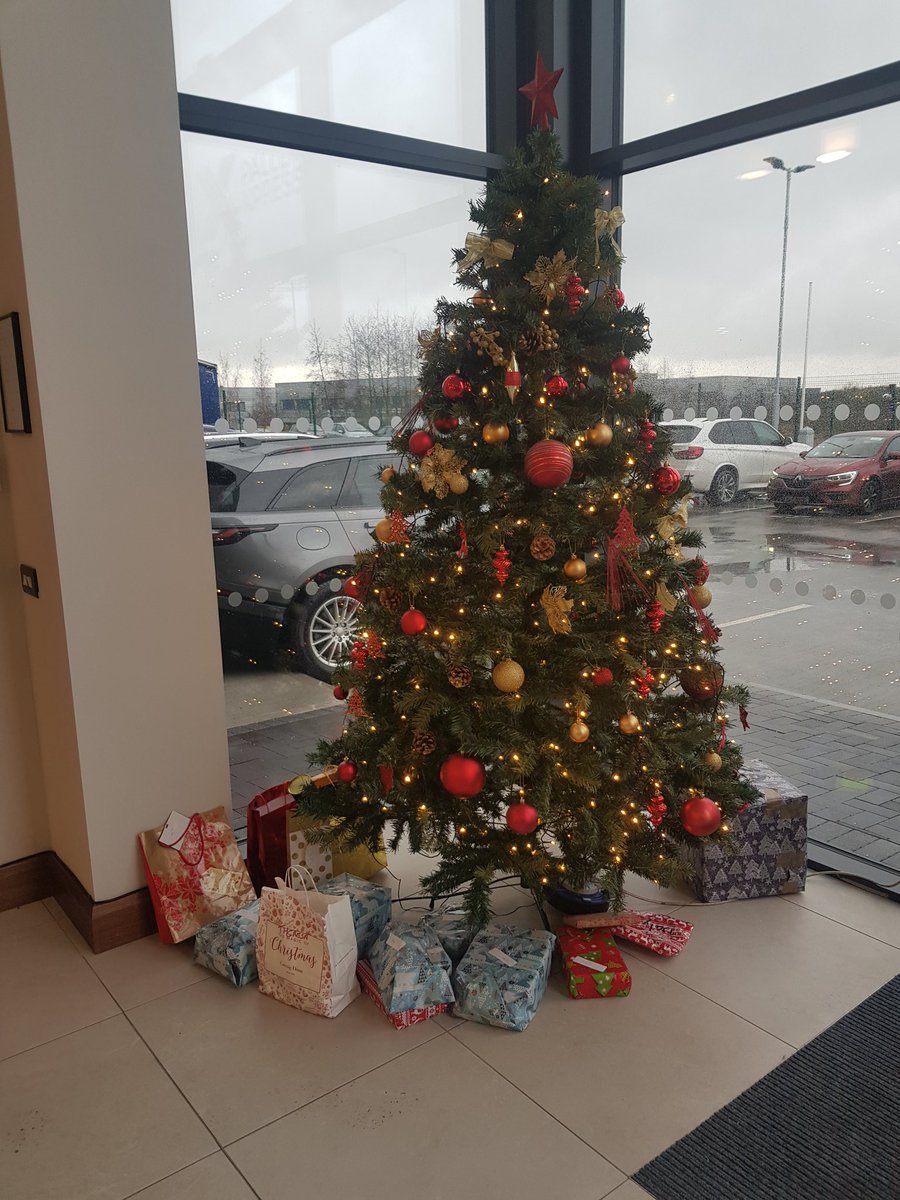 XpressPallet's tweet photo. It's Kris Kindle day here in our offices #Christmas #Xmas #xmastree https://t.co/hGiPZ6S5Cm