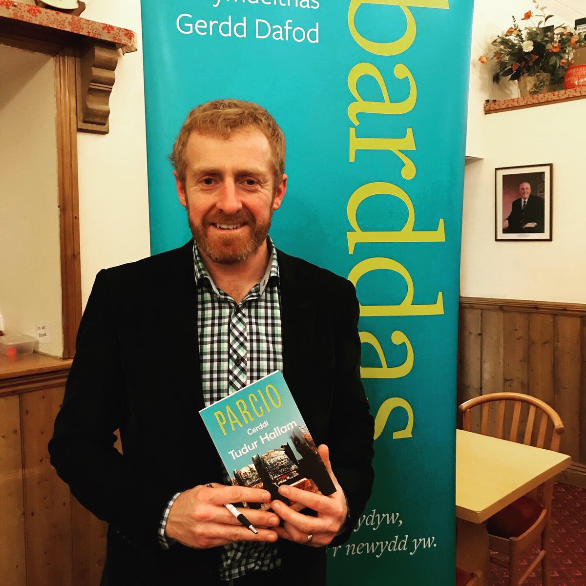 trydarbarddas's tweet photo. Mi fydd Tudur Hallam yn gwneud sesiwn lofnodi yn @Cyfoes1 Rhydaman dydd gwner yma rhwng 11-1 - galwch draw!
@LlyfrauCymru Rhannwch y neges yn eang ogydda! Diolch! #parcio https://t.co/PKt2MtGjpC