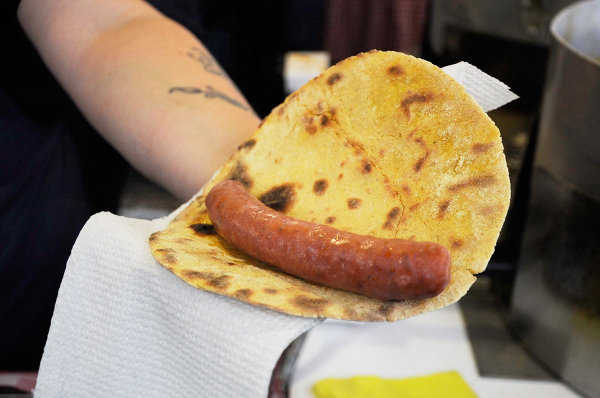 BasqueMagazine's tweet photo. Hoy en el blog #TourMagazine os hablamos sobre el #Talo, la torta de maíz que siempre es protagonista en las ferias del País Vasco y que volverá a serlo este sábado en #SantoTomás.
🌮 https://t.co/neez3sDB23
#Bizkaia #Basquexperience #planesTourMagazine #santomas #txistorra https://t.co/F8BGrTKknV