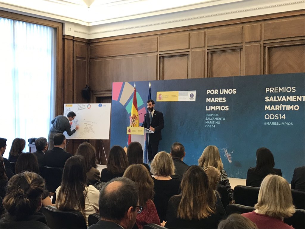 Hoy dibujamos  en el Ministerio de fomento <a href="/fomentogob/">Ministerio de Fomento</a> por unos #mareslimpios