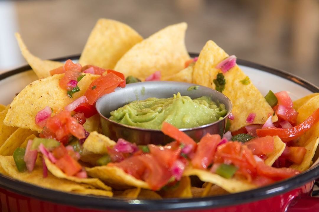 CentralParkLeon's tweet photo. Eso de los días grises ⛈ no va con nosotros 😉 a nosotros nos gusta más ponerle un poco de color a la vida  💚

Por eso hoy te proponemos que pruebes nuestro guacamole 🥑 con topping de pico de gallo acompañado de totopos sin gluten.

Te esperamos 😉

#glutenfree #comidasana https://t.co/qBHoWXt2Ot