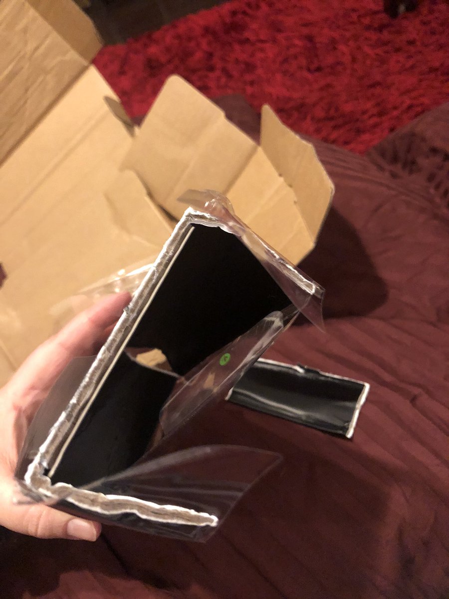 Iridescentaya's tweet photo. @Apple これは酷すぎますよ。アップルのオンラインストアで購入したiPhone 11 Pro。パソコン並みの値段だし、デリケートな物なのに。。。いかに客を大事にしてないか。#apple #iPhone11Pro https://t.co/3vdeoxlGr6