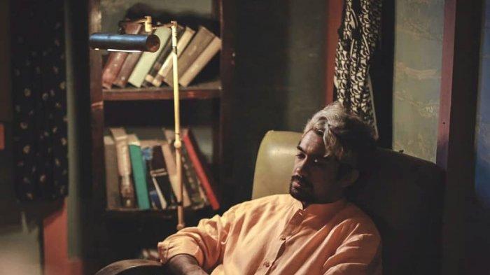 Totalitas Reza Rahadian dalam Film Abracadabra/Foto twitter@warkop_tkj