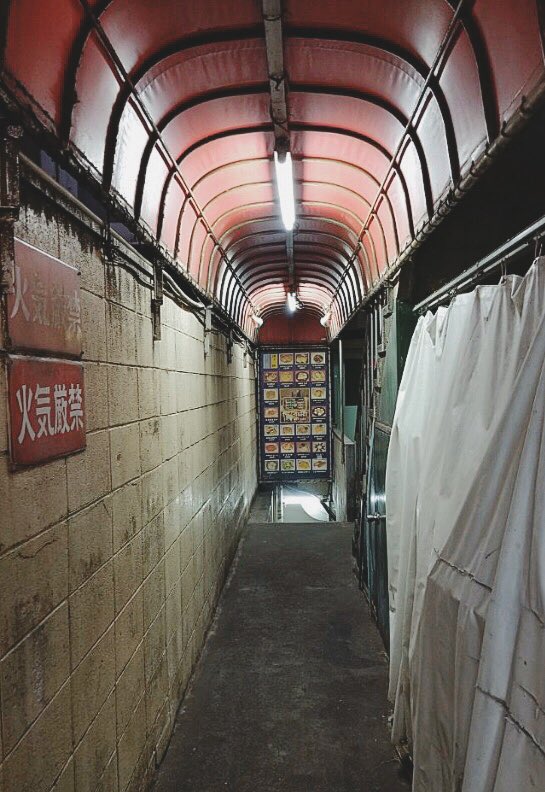 beauty_monomane's tweet photo. 今ではだいぶ少なくなってきてしまった純喫茶や喫茶店。昭和を色濃く残すお店、最��におしゃれだなと思います!品川駅港南口のすぐ近くにある「ダリ」。入口も地下のお店に入るまでの怪しい具合も最高でした^^つづく https://t.co/uqcqMbosXf