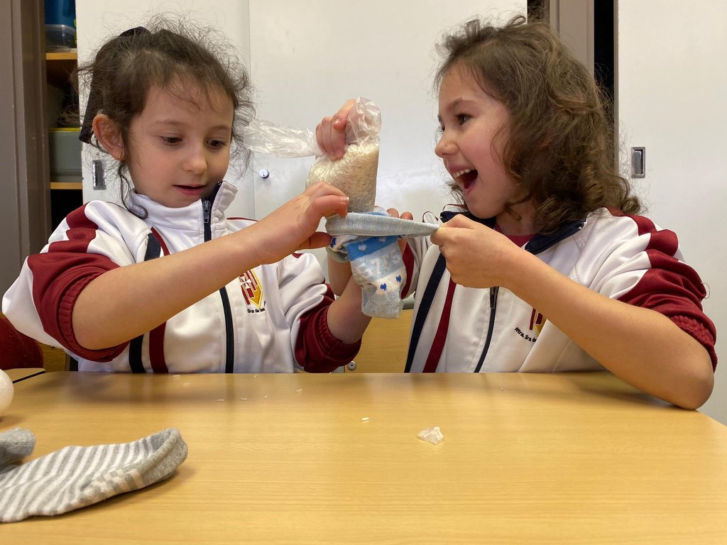 mercedtarancon's tweet photo. Alegre mañana con #proyectoparticipa para #DecoracionNavideña en 1º de primaria.💫 https://t.co/rP7Qc5xTya