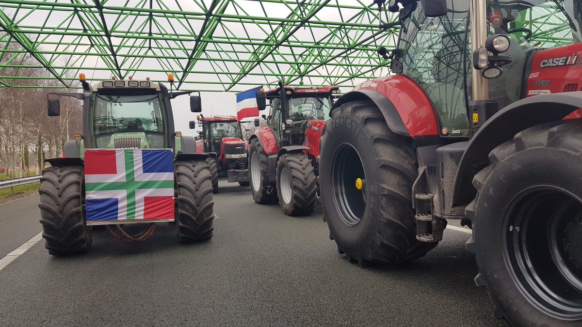 "Als het moet blijven we gewoon slapen", zeggen de boeren hier bij de Duitse grens. Ze hebben een paar caravans en genoeg te eten. #boerenprotest
