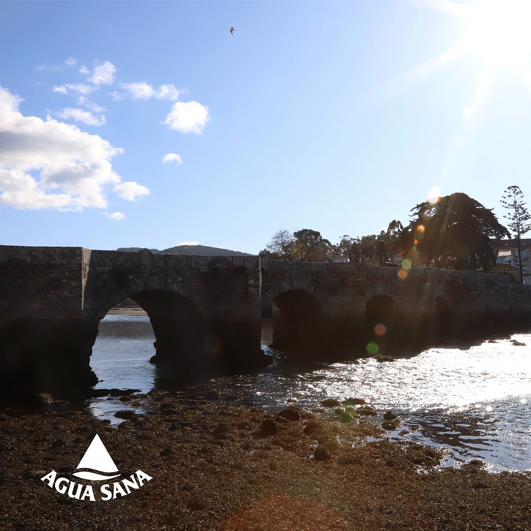 Naturaleza e historia desde el puente románico de A Ramallosa 🌿📆. Paisajes urbanos con encanto, con el sol en lo más alto ☀🌤 y una botella de Agua Sana💦🍶. 
.
.
.
Somos agua de mineralización muy débil👶.
.
.
.
#aguasana #belesar #mineralizacionmuydebil #ramallosa #belesar