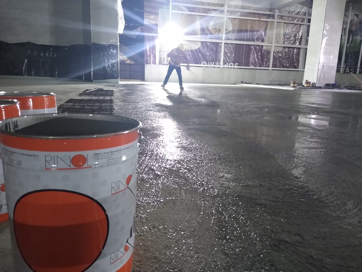 vargas_vh's tweet photo. Colado doble, 1,500 M2 de sistema #RCRAdapta vaciando concreto con bomba estacionaria y tendido con equipos @Somero_Inc.
Fibra #Dramix3D de @Bekaert, junta #PermabanEclipse de @PermabanRCR, #LinkEVR y endurecedor #QualidurHp de @RoclandFloor
@RinolMexico #No1EnPisosIndustriales. https://t.co/uHUL4vhXQZ