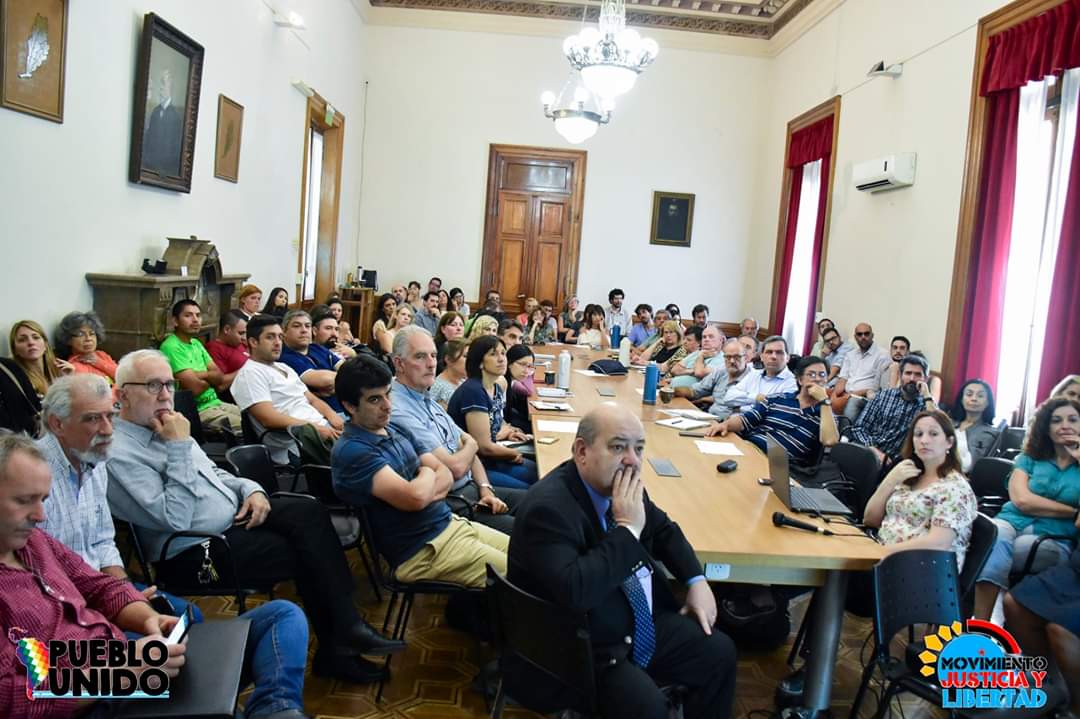 ClaulpCorrales's tweet photo. @consejosociallp presentó los datos que recabaron en nuestros barrios. Se espera para el 2020 q se fortalezcan redes entre movimientos,organismos y el estado,para seguir construyendo sueños en nuestros barrios
#EmergenciaEconomica 
#EmergenciaAlimentaria 
#AlbertoContraElHambre https://t.co/MeyfDB22Wi